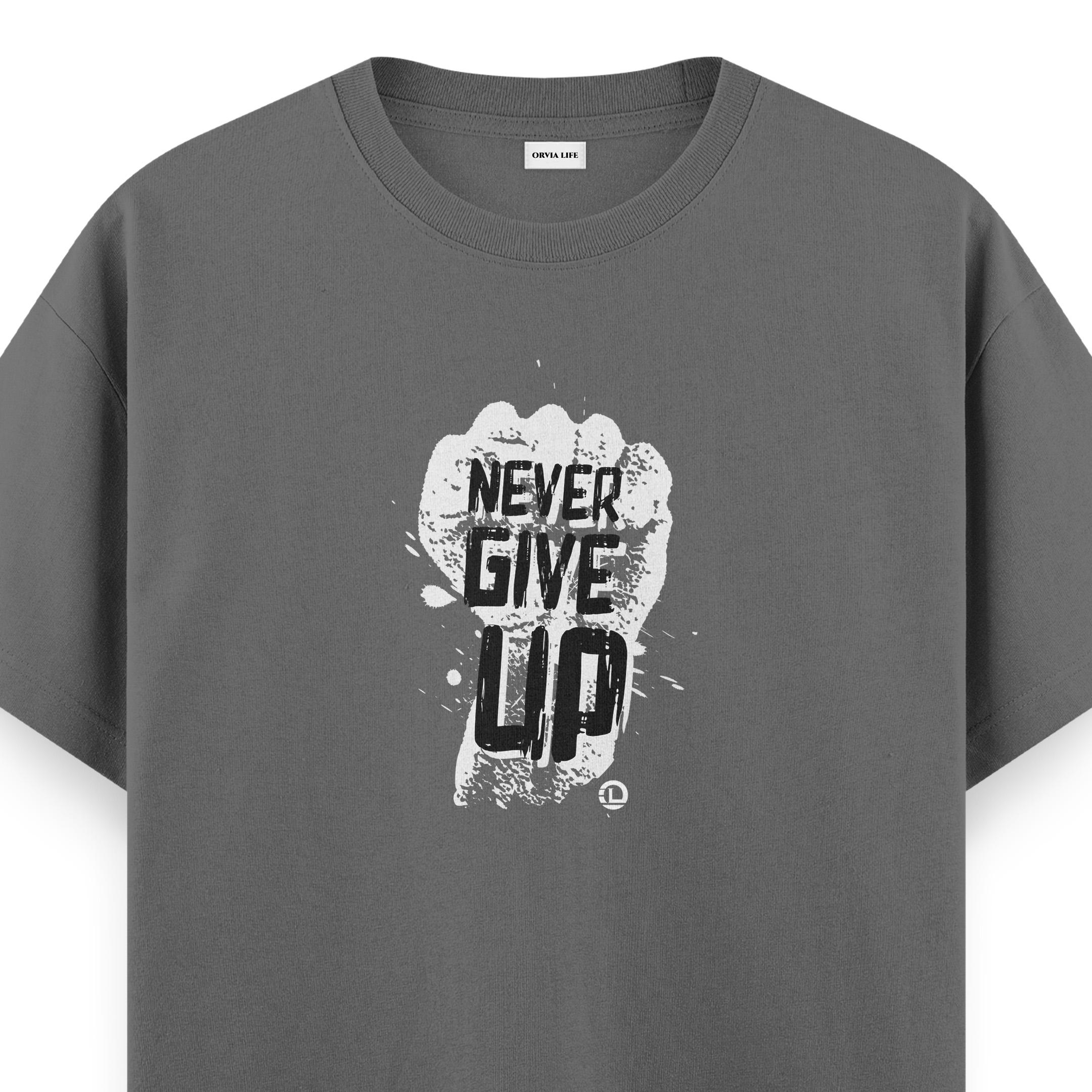 Never%20Give%20Up%20-%20Regular%20T-shirt%20Antrasit