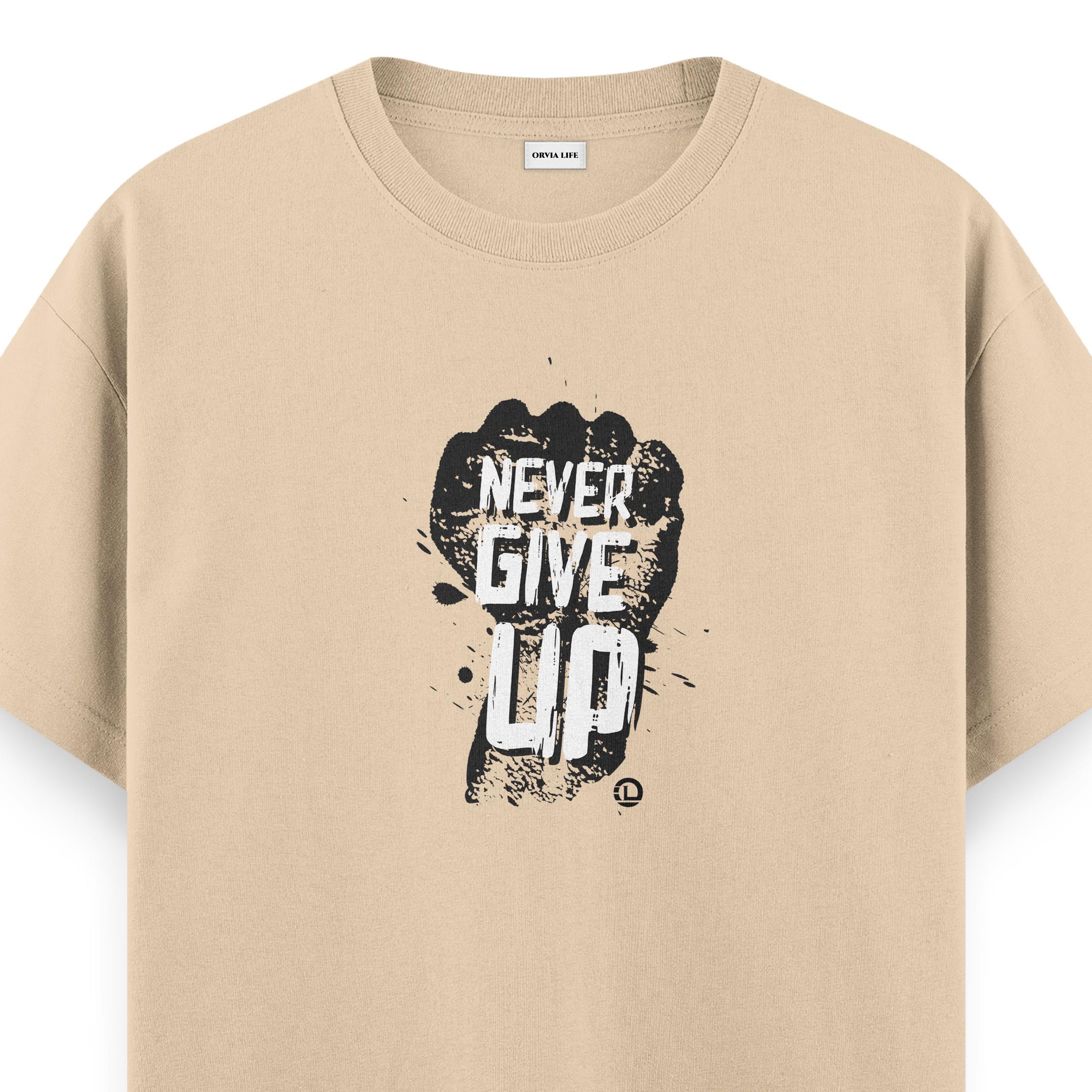 Never%20Give%20Up%20-%20Regular%20T-shirt%20Krem